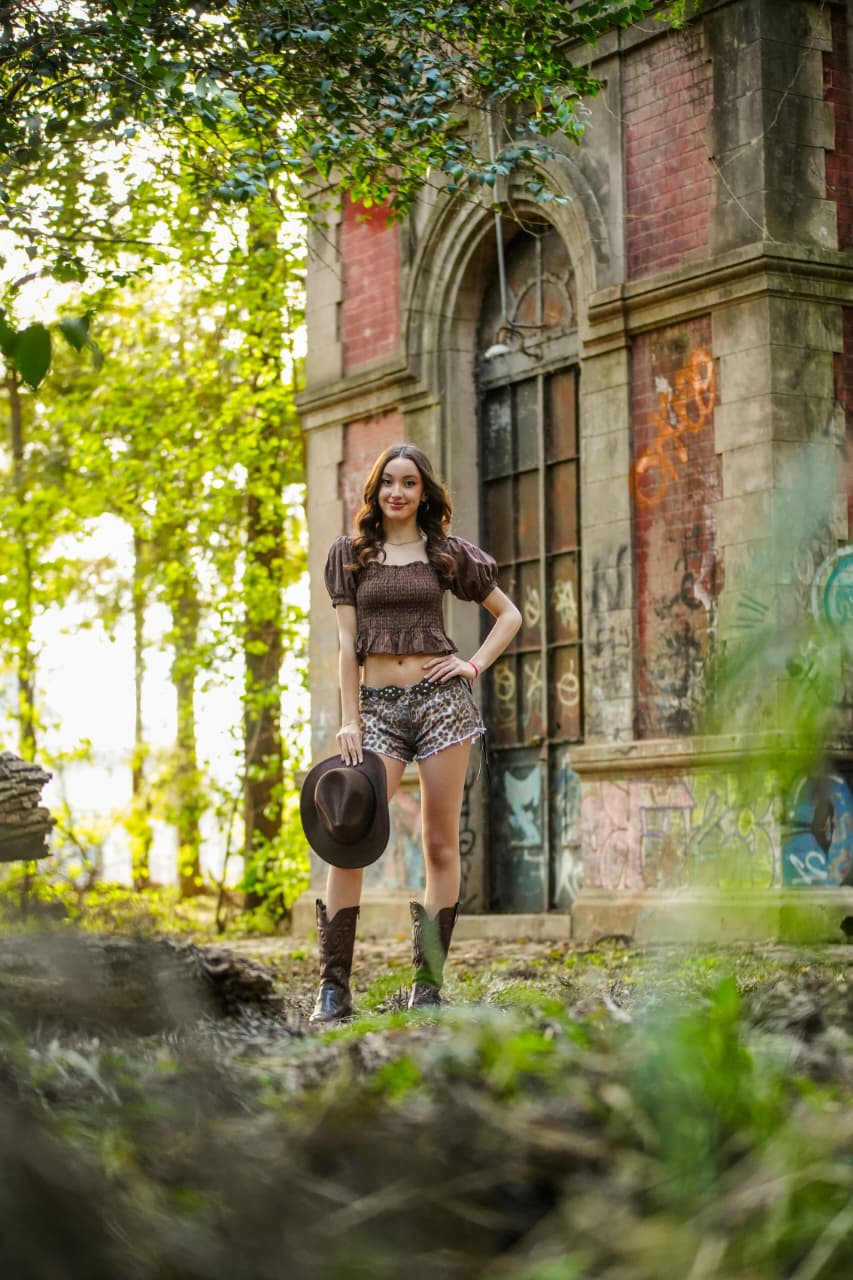 Emilia en el jardín de una construcción antigua